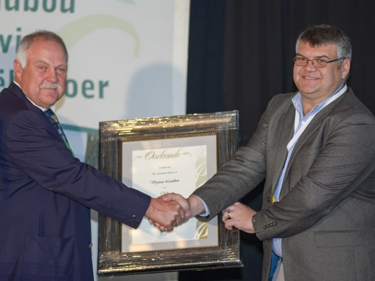 Stefan Oberholzer ontvang VL oorkonde namens OVK