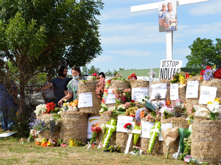 'n Kranslegging vir die vermoorde Pieter en Eddie Hills tydens protes aksie teen plaasmoorde, Henneman November 2020